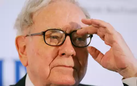 Im Alter von 95 Jahren will Warren Buffett sein Vermögen beschleunigt spenden. (Archivbild) - Foto: Arne Dedert/dpa