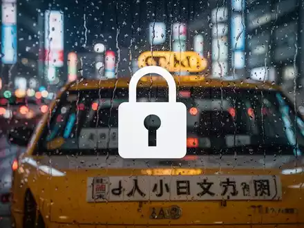 Nachtaufnahme eines digitalen Vorhängeschloss-Symbols auf verschwommenem japanischem Taxifenster, symbolisiert Cyber-Sicherheitsverletzung. - Foto: über boerse-global.de