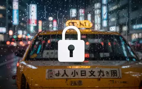 Nachtaufnahme eines digitalen Vorhängeschloss-Symbols auf verschwommenem japanischem Taxifenster, symbolisiert Cyber-Sicherheitsverletzung. - Foto: über boerse-global.de
