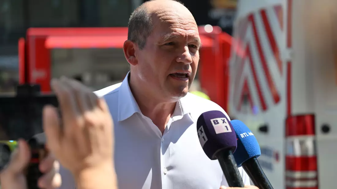  Bürgermeister Philippe Close dankte den Rettungskräften. - Bild: Emile Windal/Belga/dpa