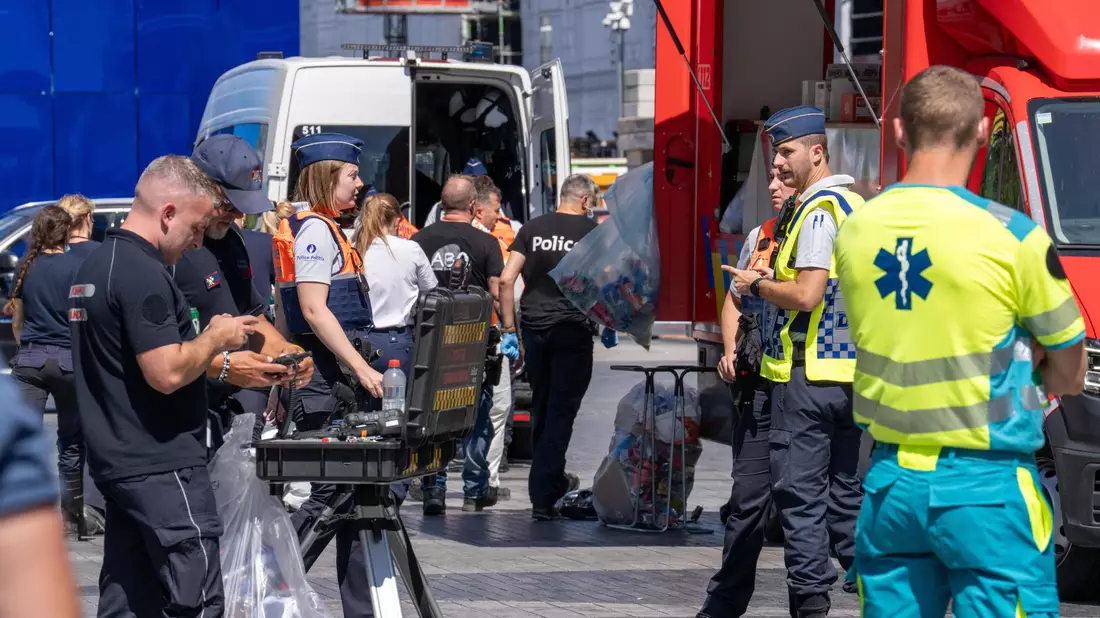 Rettungskräfte und Forensiker sind im Einsatz. - Bild: Marius Burgelman/AP/dpa