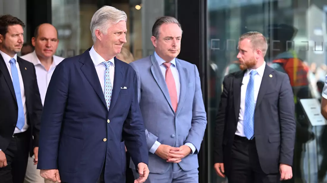 Der belgische König Philippe und Ministerpräsident Bart De Wever besuchen den Ort.  - Bild: Emile Windal/Belga/dpa