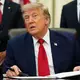 US-Präsident Trump rückt wieder von seiner Gebührenidee in der Straße von Hormus ab. - Bild: Julia Demaree Nikhinson/AP/dpa
