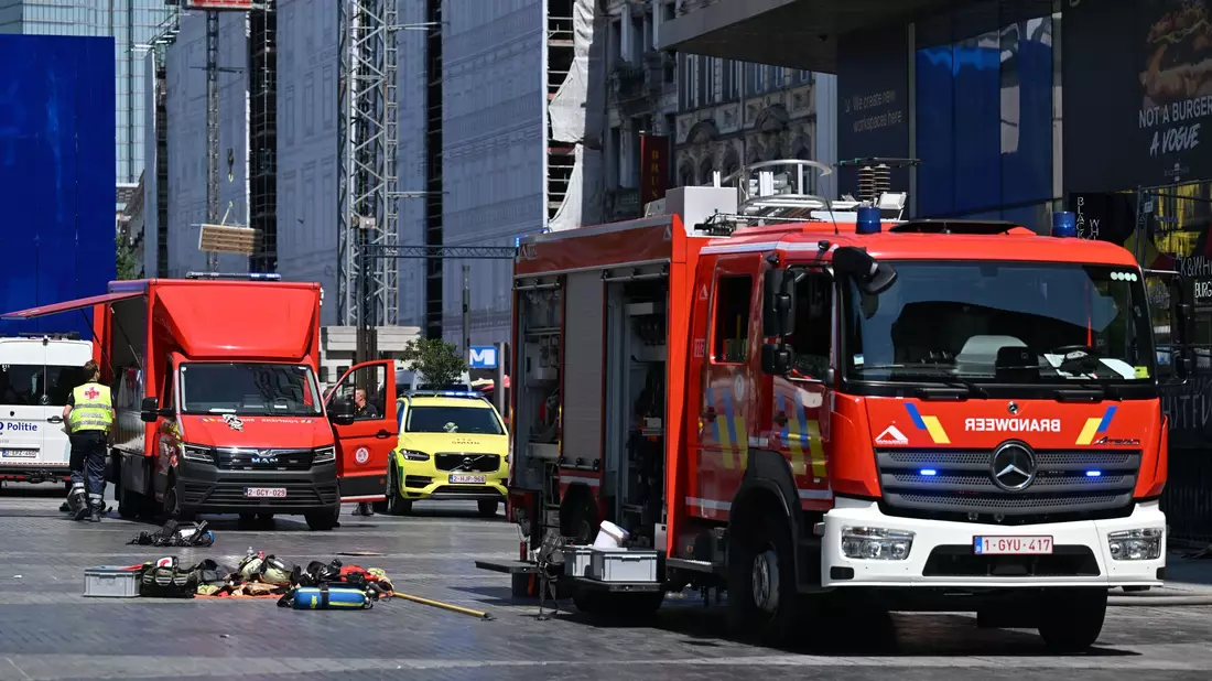 Die Feuerwehr ist am Oxy-Gebäude im Einsatz.  - Bild: Emile Windal/Belga/dpa
