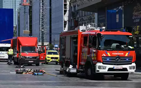 Die Feuerwehr ist am Oxy-Gebäude im Einsatz.  - Foto: Emile Windal/Belga/dpa