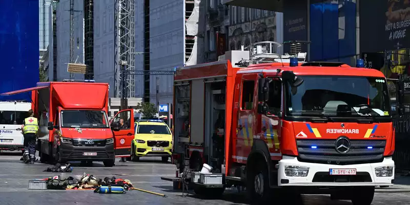Die Feuerwehr ist am Oxy-Gebäude im Einsatz.  - Foto: Emile Windal/Belga/dpa