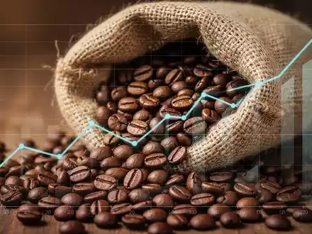 Nahaufnahme von gerösteten Kaffeebohnen, die aus einem Jutesack quellen, mit einem subtilen positiven Finanzdiagramm im Hintergrund. - Foto: über boerse-global.de