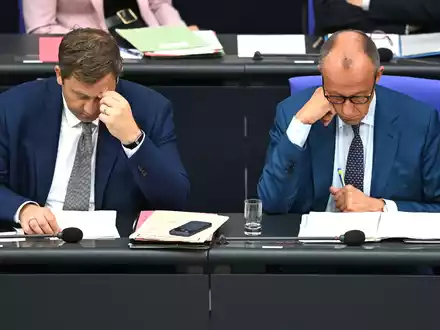 Vizekanzler Klingbeil (links), Regierungschef Merz und ihr Kabinett befinden sich seit geraumer Zeit im Umfragetief. (Archivbild) - Foto: Elisa Schu/dpa
