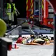 Rettungskräfte bringen mindestens zwei Menschen nach dem Brand mit Verbrennungen in ein Krankenhaus.  - Bild: Emile Windal/Belga/dpa