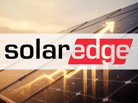 Abstrakte, atmosphĂ€rische Szene mit stilisierten Solarmodulen, die in warmem, goldenem Licht erstrahlen und Wachstum symbolisieren. - Foto: ĂŒber boerse-global.de