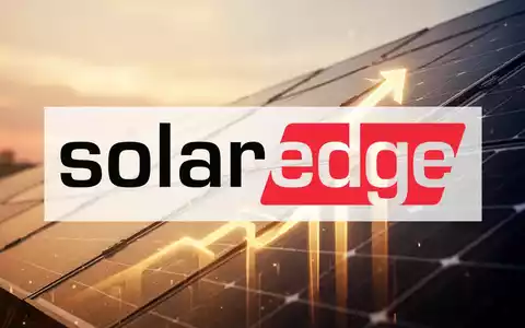 Abstrakte, atmosphärische Szene mit stilisierten Solarmodulen, die in warmem, goldenem Licht erstrahlen und Wachstum symbolisieren. - Foto: über boerse-global.de