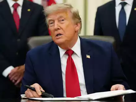 US-Präsident Trump rückt wieder von seiner Gebührenidee in der Straße von Hormus ab. - Foto: Julia Demaree Nikhinson/AP/dpa