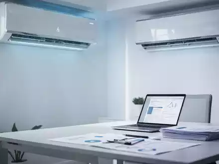 Ein modernes Klimagerät in einem aufgeräumten Homeoffice mit Laptop und Dokumenten auf dem Schreibtisch, beleuchtet von kühlem Licht. - Foto: über boerse-global.de