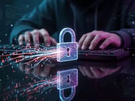 Digitales Vorhängeschloss mit ausströmenden Daten, dahinter tippende Hackerhände. - Foto: über boerse-global.de