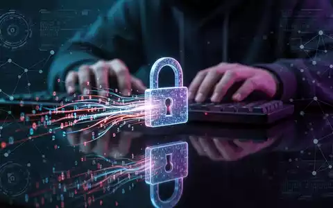 Digitales Vorhängeschloss mit ausströmenden Daten, dahinter tippende Hackerhände. - Foto: über boerse-global.de