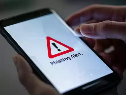 Ein Smartphone-Bildschirm mit einer auffälligen Warnmeldung, die auf einen Sicherheitsalarm oder Phishing-Versuch hindeutet. - Foto: über boerse-global.de