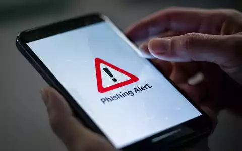 Ein Smartphone-Bildschirm mit einer auffälligen Warnmeldung, die auf einen Sicherheitsalarm oder Phishing-Versuch hindeutet. - Foto: über boerse-global.de