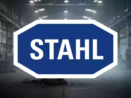 Eine Nahaufnahme von schwerer Industriemaschinerie in einer schwach beleuchteten Fabrikhalle, die eine gedämpfte Stimmung einfängt. - Foto: über boerse-global.de