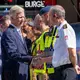 Der belgische König Philippe (vorne) und Ministerpräsident Bart De Wever bedanken sich bei Rettungskräften.  - Bild: Marius Burgelman/AP/dpa