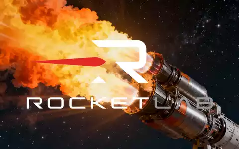 Abstrakte Darstellung der Luft- und Raumfahrtindustrie mit einem starken Raketenmotorstrahl vor einem Sternenhimmel, der technologischen Fortschritt und erfolgreiche Tests symbolisiert. - Foto: über boerse-global.de
