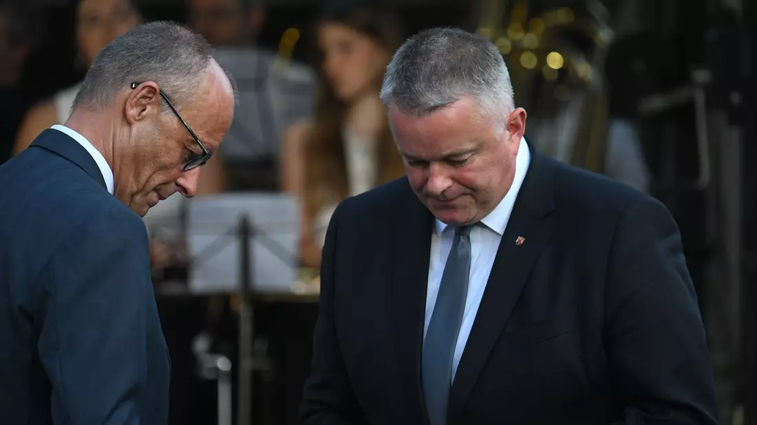 Bundeskanzler und Ministerpräsident erinnern an die Flutnacht. - Bild: Boris Roessler/dpa