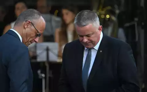 Bundeskanzler und Ministerpräsident erinnern an die Flutnacht. - Foto: Boris Roessler/dpa