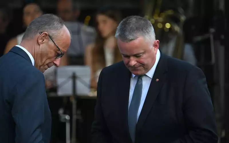 Bundeskanzler und Ministerpräsident erinnern an die Flutnacht. - Foto: Boris Roessler/dpa
