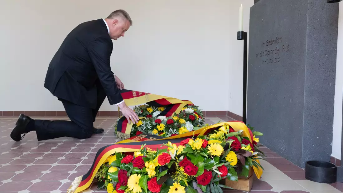 Weit mehr als 100 Menschen starben in der Flutnacht.  - Bild: Boris Roessler/dpa