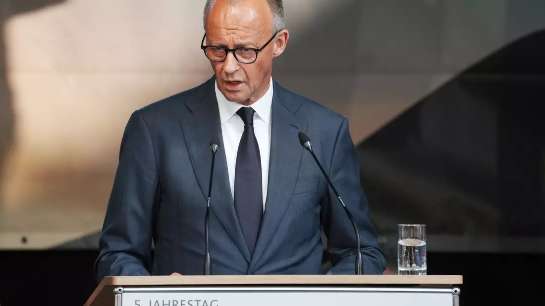 Der Bundeskanzler reist mit einer klaren Botschaft ins Ahrtal. - Bild: Thomas Frey/dpa