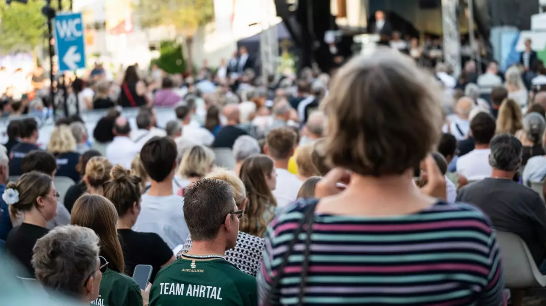 Mehrere Hundert Menschen nehmen an der Gedenkfeier teil. - Bild: Hannes P. Albert/dpa