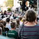 Mehrere Hundert Menschen nehmen an der Gedenkfeier teil. - Bild: Hannes P. Albert/dpa