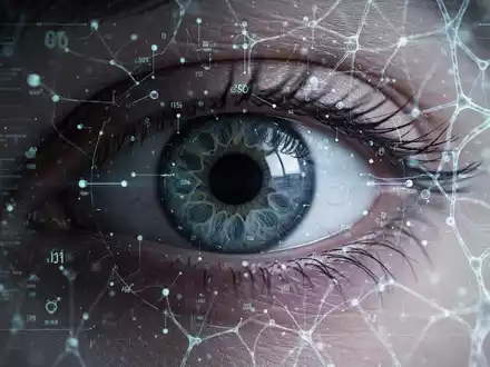 Ein Nahaufnahme eines Auges mit digitalen Überlagerungen, die medizinische Daten und ein neuronales Netzmuster darstellen. - Foto: über boerse-global.de