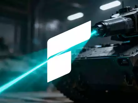Ein Laserstrahl durchschneidet eine dunkle, hochtechnologische Industrieumgebung, die fortschrittliche Verteidigungstechnologie symbolisiert. - Foto: über boerse-global.de