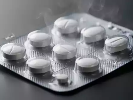 Nahaufnahme einer Blisterpackung mit weißen Pillen. Die metallische Folie glänzt, und die Pillen sind detailliert sichtbar. - Foto: über boerse-global.de
