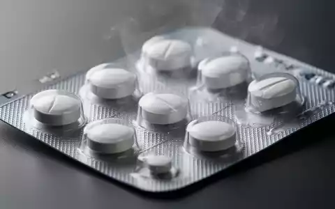 Nahaufnahme einer Blisterpackung mit weißen Pillen. Die metallische Folie glänzt, und die Pillen sind detailliert sichtbar. - Foto: über boerse-global.de