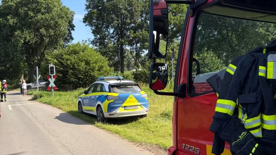 FFW Schiffdorf: Zugevakuierung nach Unfall am Bahnübergang in Wehdel - Bild: presseportal.de