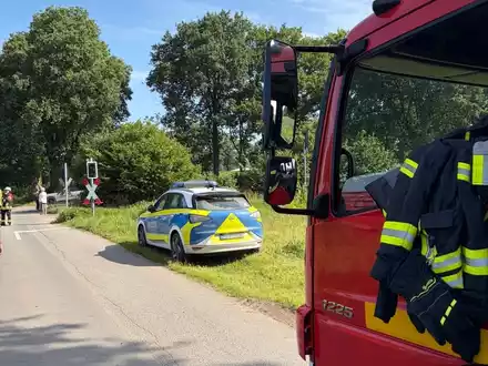 FFW Schiffdorf: Zugevakuierung nach Unfall am Bahnübergang in Wehdel - Foto: presseportal.de