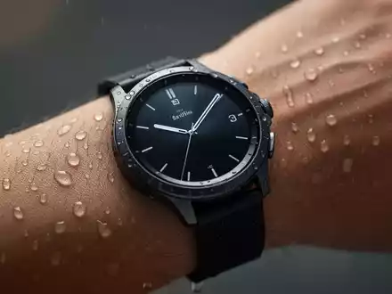 Nahaufnahme einer modernen Smartwatch am Handgelenk, die Design und Wasserbeständigkeit zeigt. - Foto: über boerse-global.de