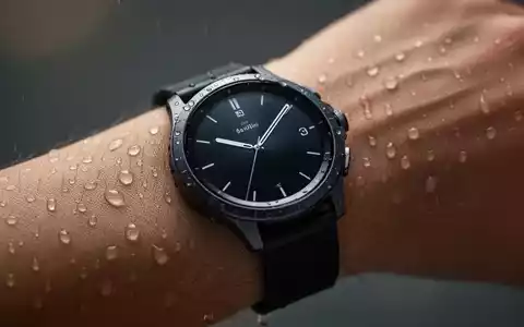 Nahaufnahme einer modernen Smartwatch am Handgelenk, die Design und Wasserbeständigkeit zeigt. - Foto: über boerse-global.de