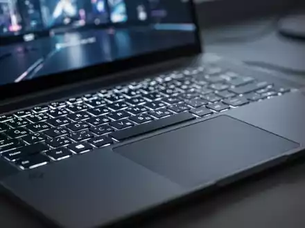 Nahaufnahme der Tastatur und des haptischen Touchpads eines modernen modularen Laptops, mit unscharfem Hintergrund eines Tech-Arbeitsplatzes. - Foto: über boerse-global.de