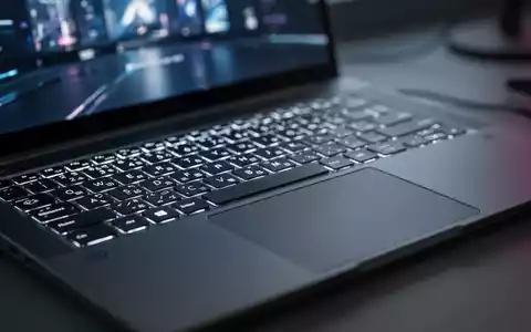 Nahaufnahme der Tastatur und des haptischen Touchpads eines modernen modularen Laptops, mit unscharfem Hintergrund eines Tech-Arbeitsplatzes. - Foto: über boerse-global.de