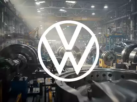 Abstrakte Darstellung der Automobilindustrie mit einem Gefühl von strategischer Planung und vorsichtigem Optimismus in einem Fabrikambiente. - Foto: über boerse-global.de