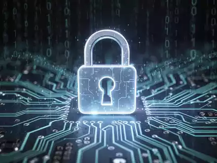 Leuchtendes digitales Vorhängeschloss-Symbol auf einer Leiterplatte, das sichere Softwareinstallation und Cybersicherheit in einer digitalen Umgebung symbolisiert. - Foto: über boerse-global.de