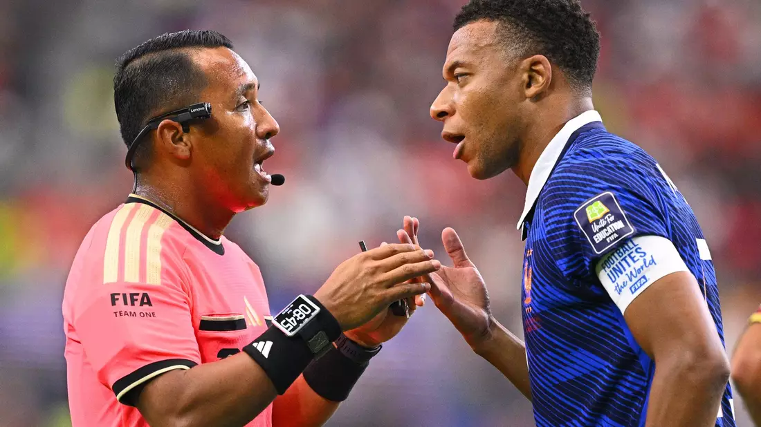 Den Frust der Franzosen um Kylian Mbappé bekam auch Schiedsrichter Iván Barton zu spüren. - Bild: Tom Weller/dpa