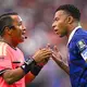 Den Frust der Franzosen um Kylian Mbappé bekam auch Schiedsrichter Iván Barton zu spüren. - Bild: Tom Weller/dpa