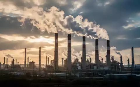 Industrielandschaft mit Fabrikschornsteinen, die Dampf ausstoßen, symbolisiert den Übergang zu sauberer Energie und politische Reformen. - Foto: über boerse-global.de