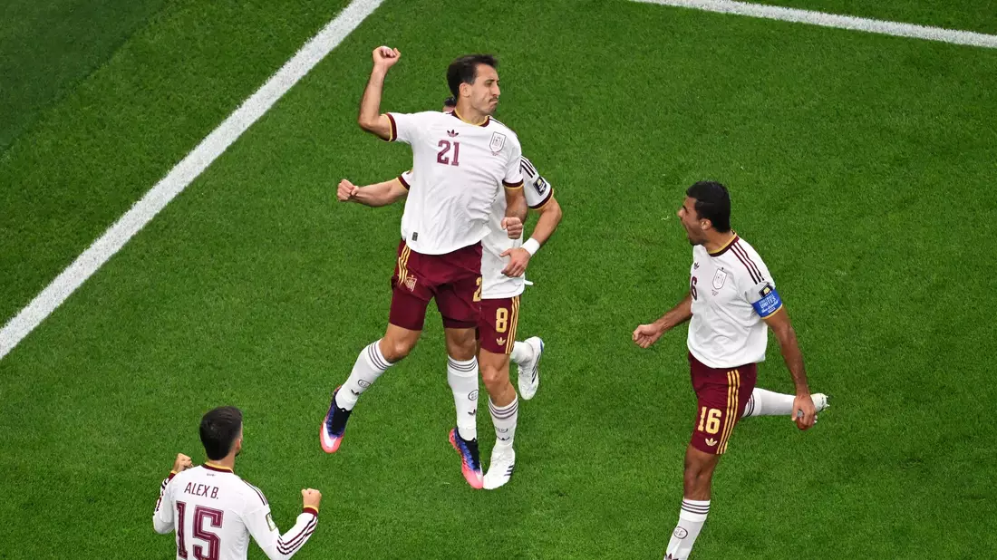 Oyarzabal (Mitte) bejubelte seinen Elfmetertreffer zum 1:0 ausgelassen. - Bild: Jessica Tobias/AP/dpa