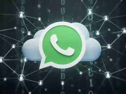 Stilisiertes WhatsApp-Logo über einem Netzwerk aus digitalen Linien und leuchtenden Knoten, das sichere Datenweitergabe und Cloud-Speicher darstellt. - Foto: über boerse-global.de