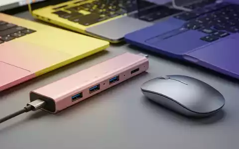 Schlanker USB-C-Hub und kabellose Maus in leuchtenden Farben, für ein modernes Laptop auf einem minimalistischen Schreibtisch. - Foto: über boerse-global.de
