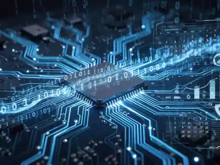 Stilisierte Leiterplatte mit blauem Leuchten und Binärcode, überlagert mit dezentem Kalender und Datenpunkten, symbolisiert Technologie-Updates. - Foto: über boerse-global.de